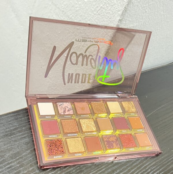 Nude Naughty eyeshadow palette - Image 4